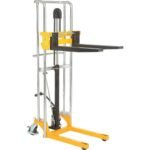 Global Industrial 988935 880 lbs. Manual Hydraulic Lift Stacker
